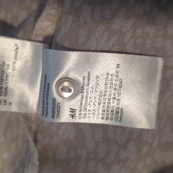 H&M sz 14 Semi Sheer Long Sleeve Button Down Neutral Blouse - Picture 8 of 8